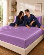 Couple complice assis sur un drap housse violet en soie de mûrier