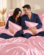Couple complice sur un lit avec la taie d'oreiller rose en soie de mûrier