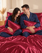 Couple complice sur un lit avec la taie d'oreiller rouge en soie de mûrier