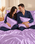 Couple complice sur un lit avec la taie d'oreiller violette en soie de mûrier